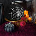 Halloween-i tök dekoráció - fekete glitteres - pókhálóval - 15 cm - 58179B